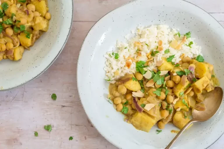 Карри из пастернака, яблок и нута