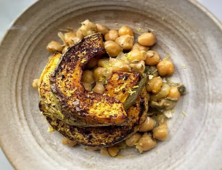 Запеченная тыква сквош с сумахом и луково-шалфейным нутом